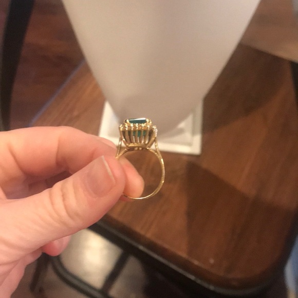 Gorgeous Emerald Ring with Diamonds - Picture 7 of 8